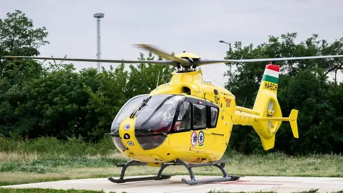 Autóban vesztette eszméletét egy nő Veszprémnél, mentőhelikopter sietett a helyszínre