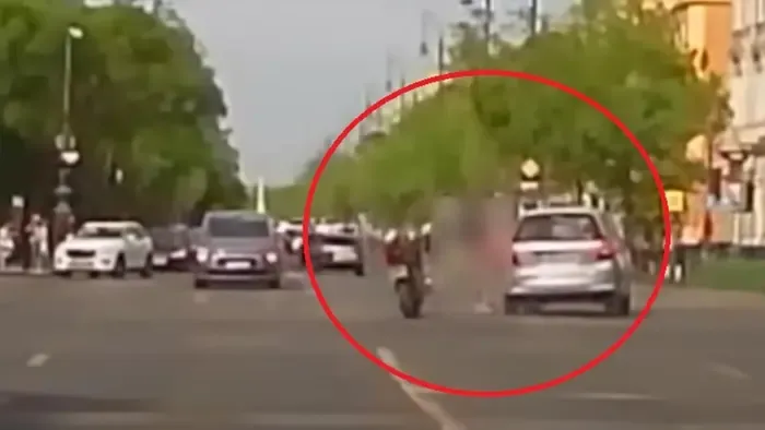 Videón az Oktogonnál történt brutális gázolás, a motorosnak esélye sem volt elkerülni a balesetet