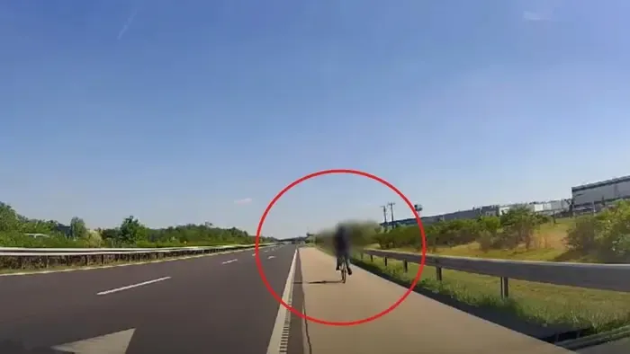 Videón a hajmeresztő mutatvány: Az M5-ös autópálya leállósávjában tekert egy biciklis