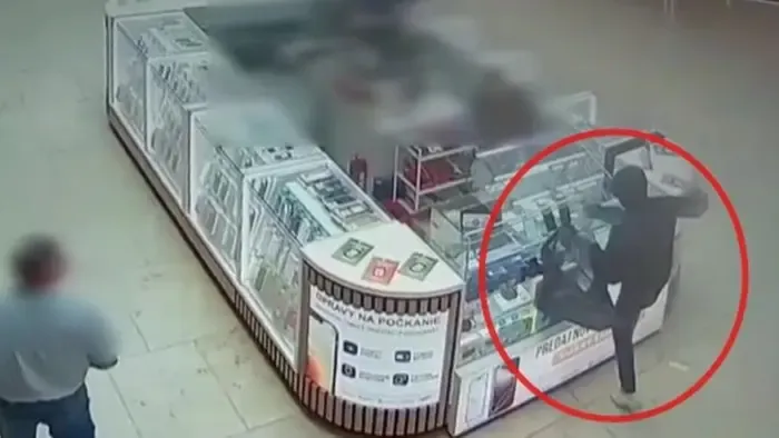 Fényes nappal tört-zúzott egy férfi egy bevásárlóközpontban - videóval