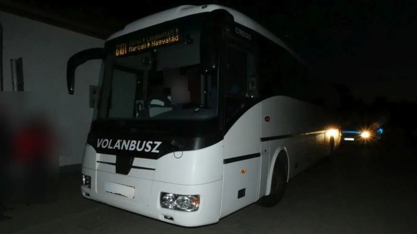 Buszsofőrt és buszt vert szét három férfi Böhönyén