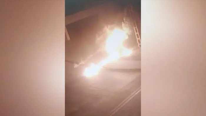 Videón, ahogy két férfi felgyújt egy luxusautót Érden