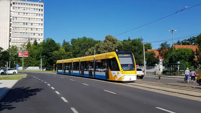 Borzalom a debreceni villamoson, egy utas életéért kellett küzdeni