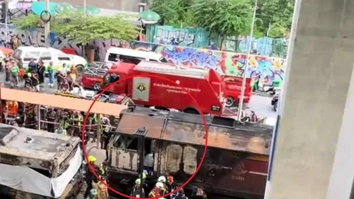 Tehervonat ütközött autóbusszal Bangkok központjában, többen meghaltak, sokan megsérültek