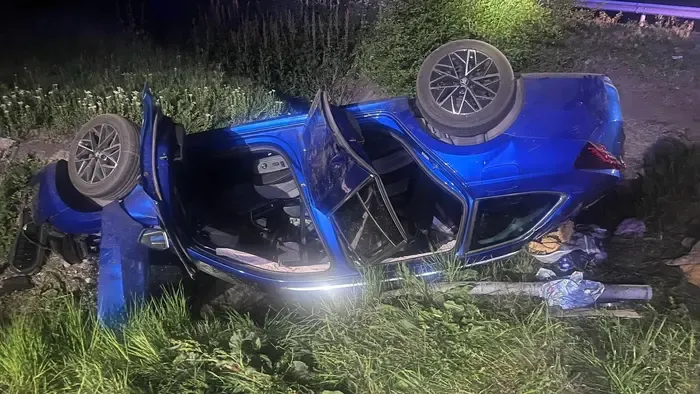 Átszakította a szalagkorlátot, majd az árokban landolt az M3-ason