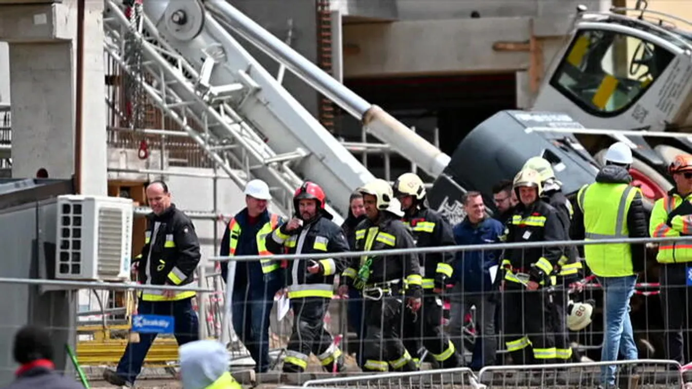 Kiugrott a felboruló daruból Debrecenben, mentőhelikopter sietett a helyszínre