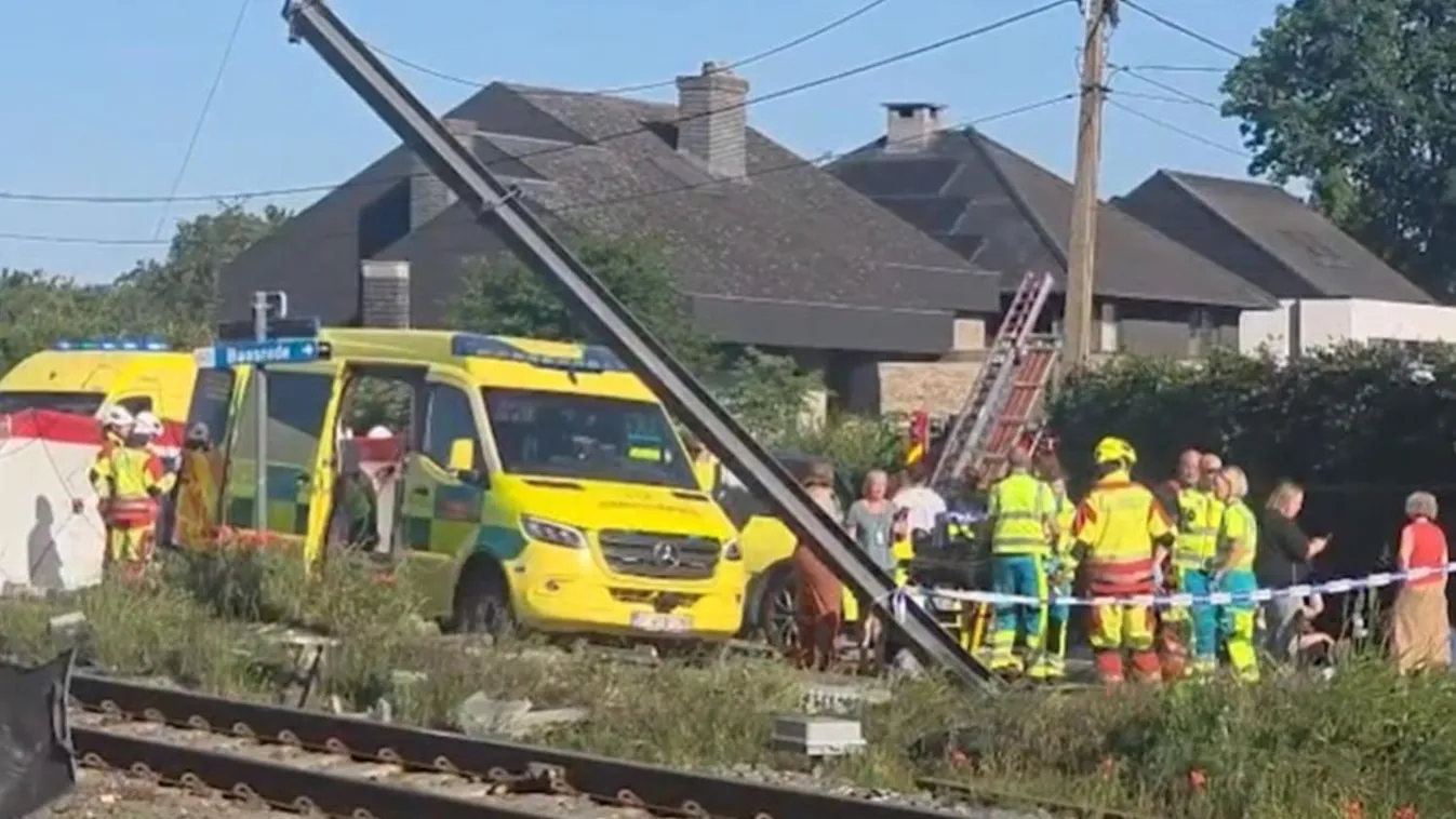 Iskolabusz ütközött vonattal, többen meghaltak Belgiumban - videóval