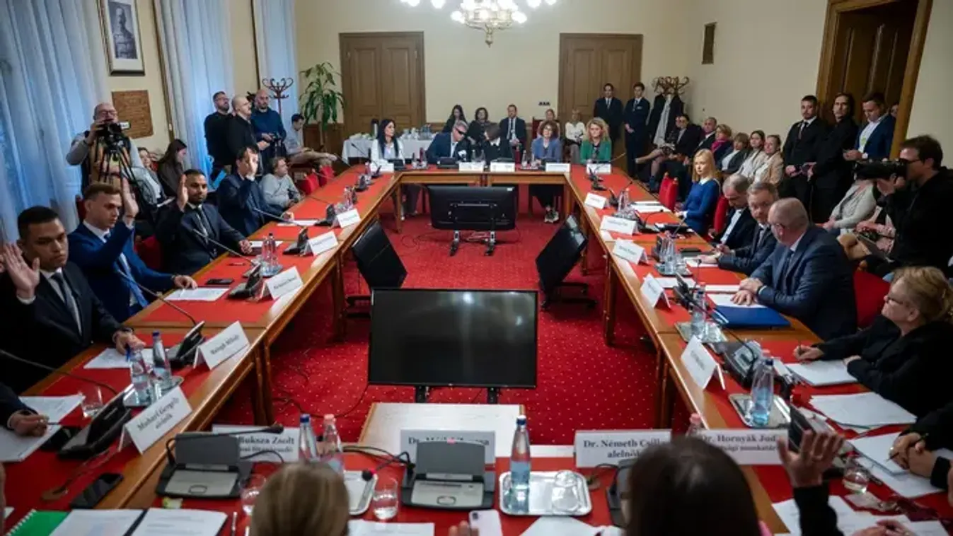  Megalakul az új kormány, ülést tart a parlament, esküt tesznek a miniszterek