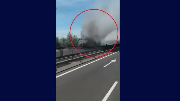Dráma az M3-ason, kigyulladt egy kamion, leállt a forgalom - Videó