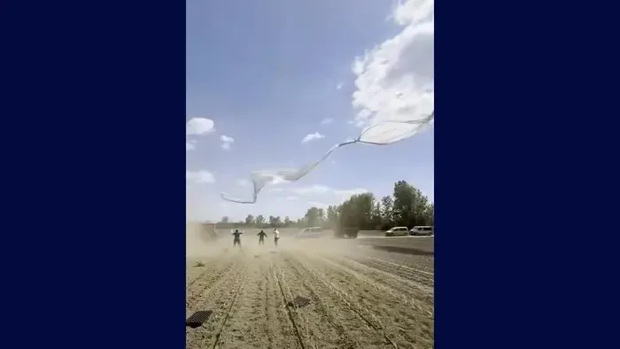 Porördög táncoltatott meg egy hatalmas fóliát, videón a különleges koreográfia