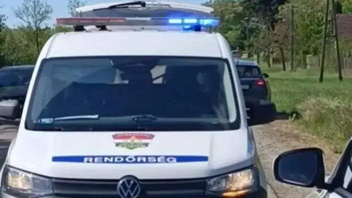 Irányíthatatlanul sodródott, majd rendőrautónak csapódott egy autós Bács-Kiskunban - videóval