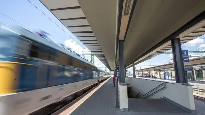 Mozgó vonat alá zuhant egy 40 év körüli férfi a balatonszárszói állomáson