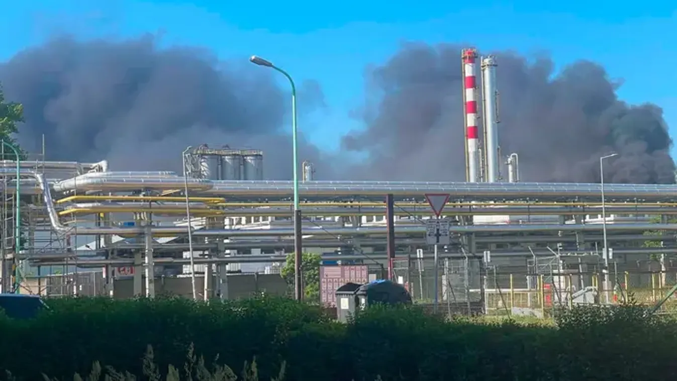 Helyszíni fotókon a Mol tiszaújvárosi üzemében történt robbanás, egy ember meghalt
