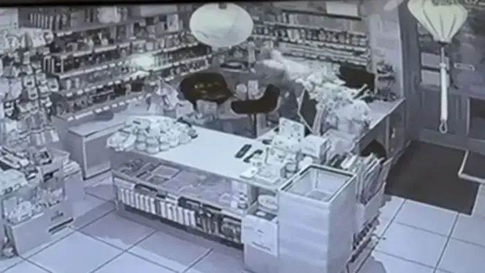 Bilincsben vitték el a 13 éves rablót