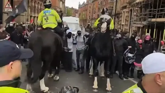 Tömegtüntetések voltak Londonban, több rendőr megsérült - videóval