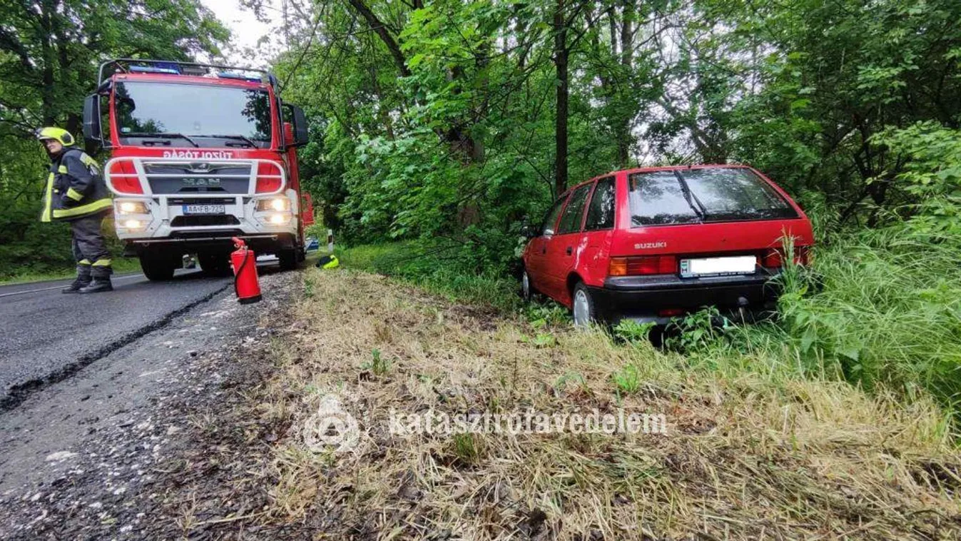 Fának csapódott egy sofőr Balassagyarmatnál, fotókon a roncs