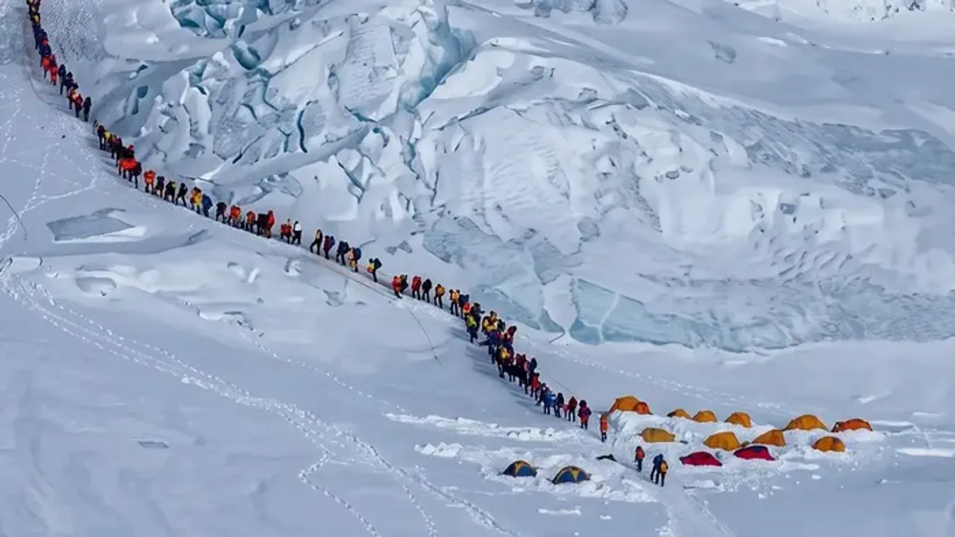 Rekordszámú alpinista érte el egyetlen napon a Mount Everest csúcsát