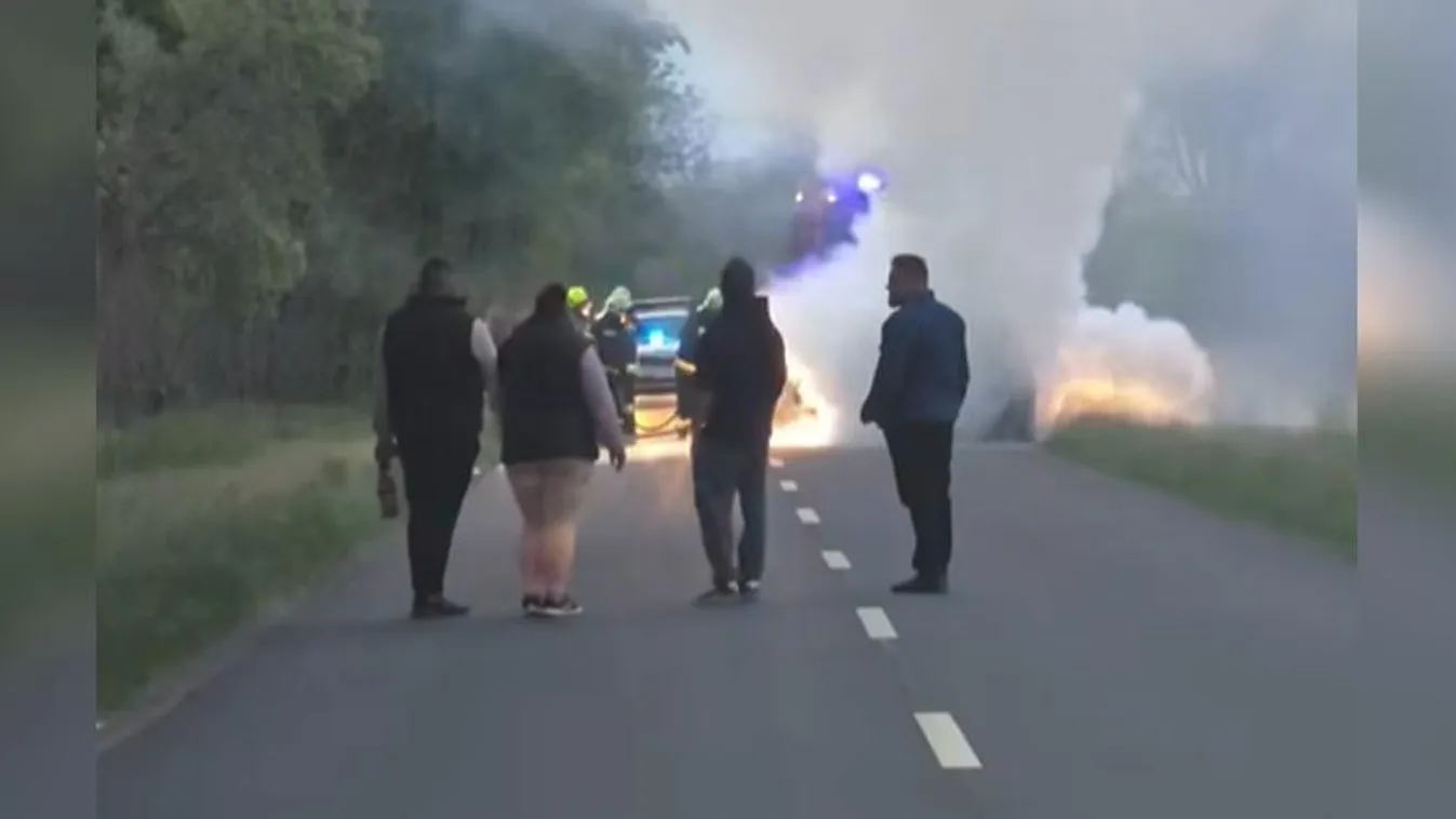 Fáklyaként égett egy autó Hodásznál, menet közben kapott lángra - Videó