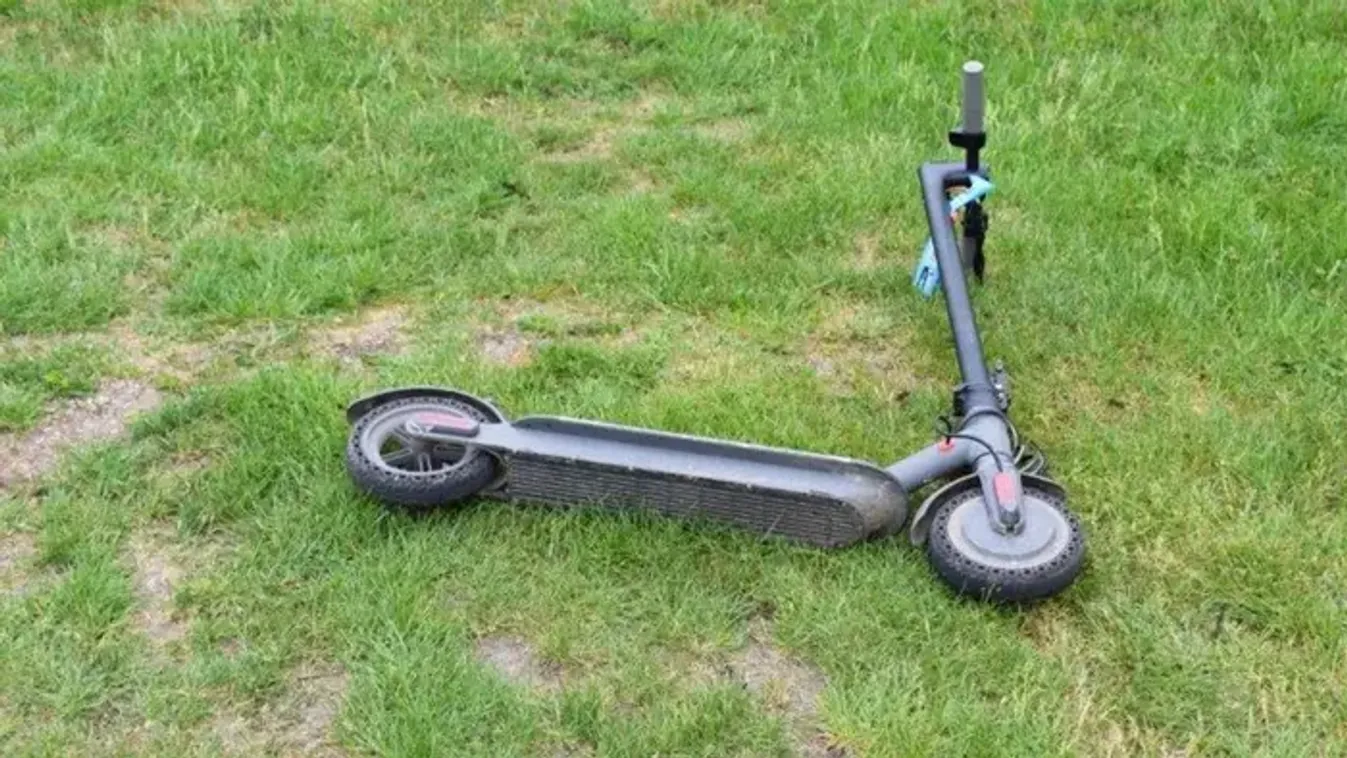 Elektromos rollerrel esett egy kislány, élet-halál között lebeg