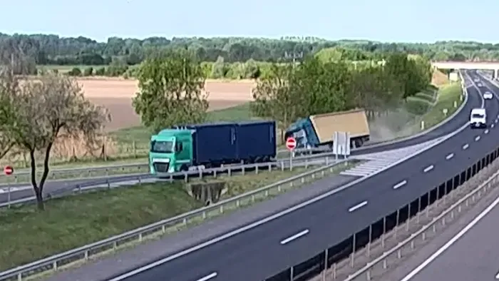 Hajmeresztő dolgot vettek fel egy magyar autópályán, leszáguldott az útról egy kamionos - Videó