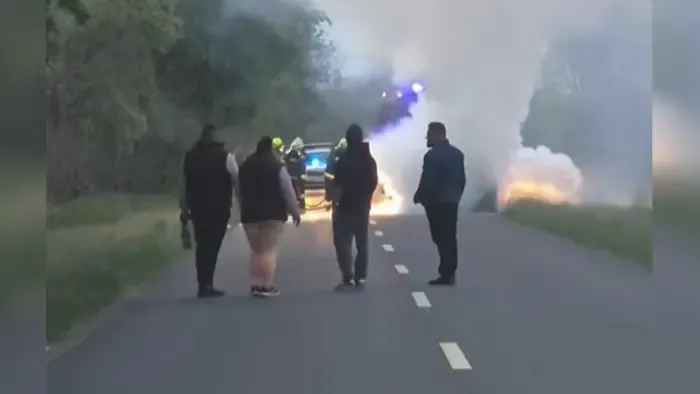 Fáklyaként égett egy autó Hodásznál, menet közben kapott lángra - Videó