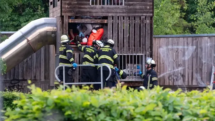 Drámai mentőakció zajlott egy játszótéren, tűzoltók rohantak a bajba jutott gyermekhez