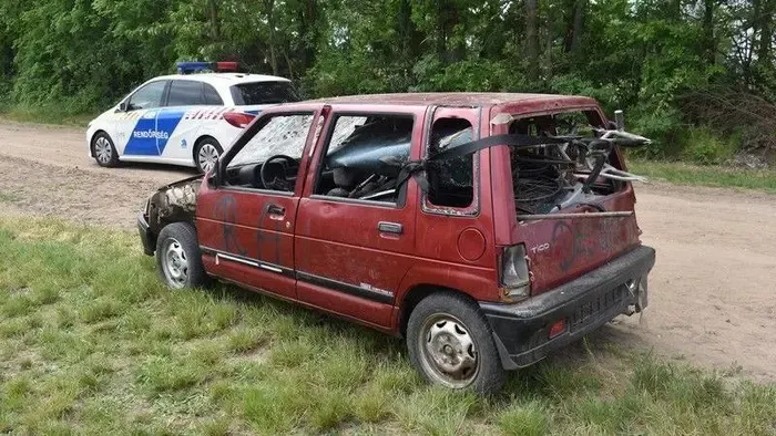 Lepukkant, ablak nélküli ronccsal próbált menekülni egy 15 éves fiú a rendőrök elől - Fotó