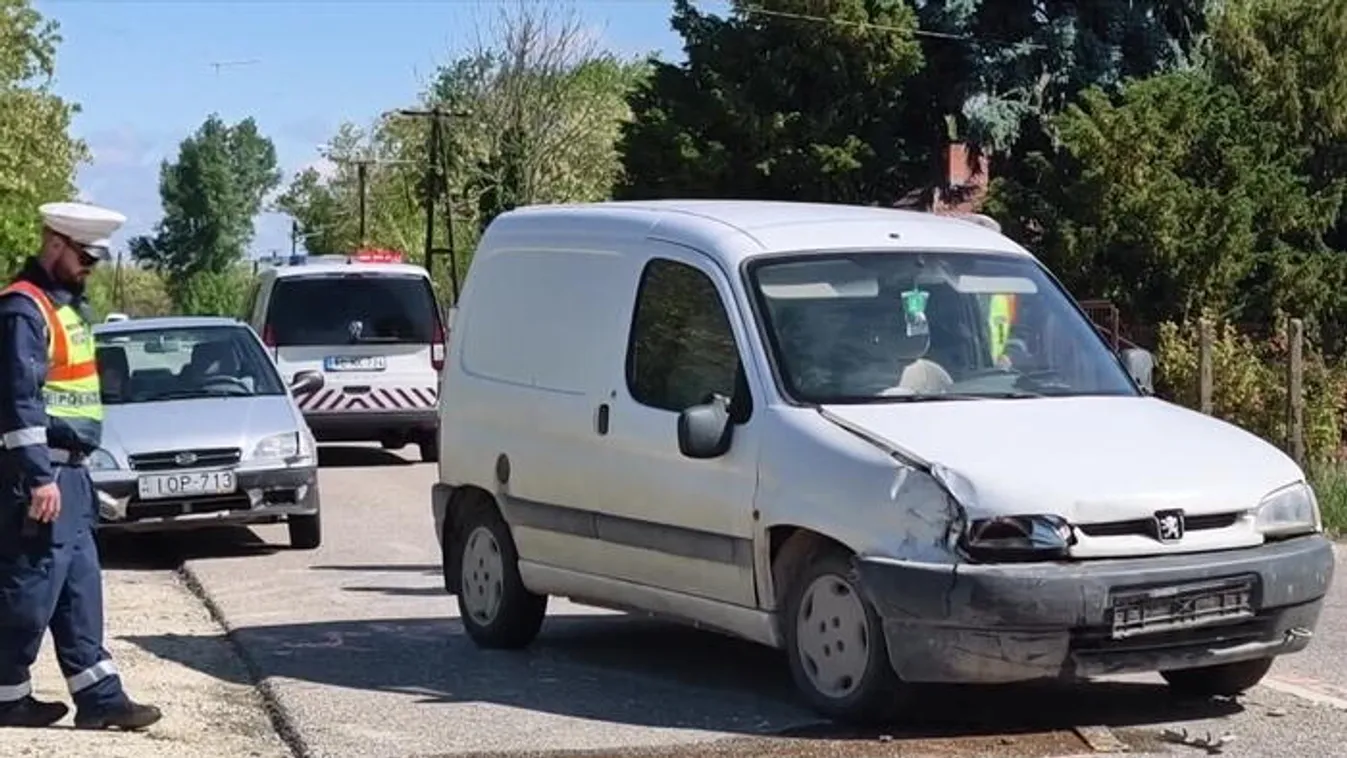 Rendőrkocsit is letarolt egy furgonos Kunfehértónál