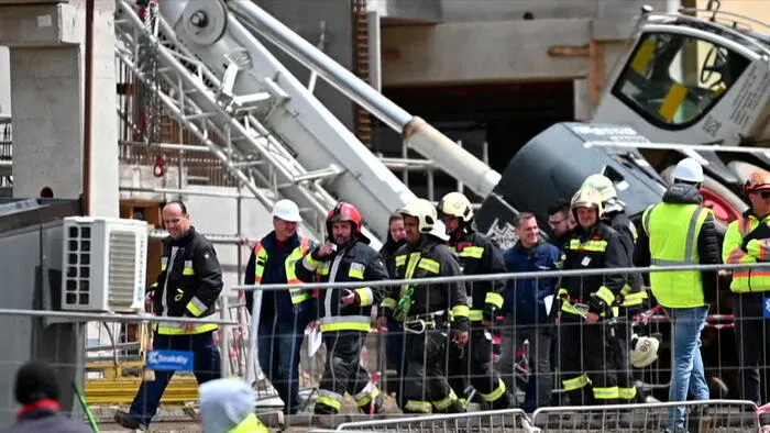Kiugrott a felboruló daruból Debrecenben, mentőhelikopter sietett a helyszínre