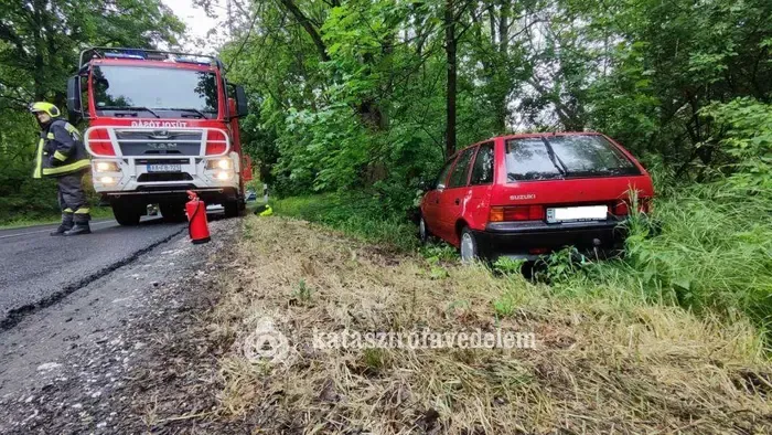 Fának csapódott egy sofőr Balassagyarmatnál, fotókon a roncs