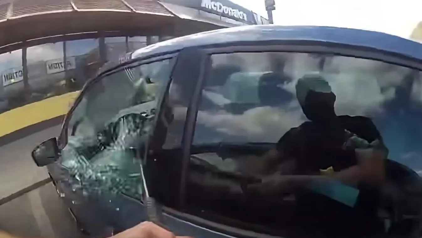 Tíz hónapos kisbaba rekedt egy parkoló autóba, videón a mentőakció