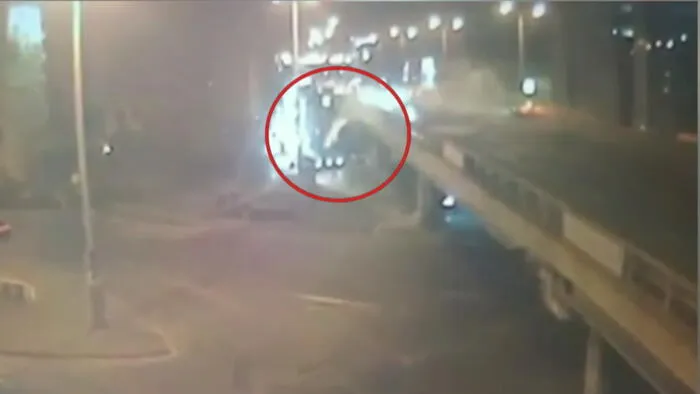 Lezuhant egy kocsi a felüljáróról, két ember halt meg miatta – letartóztatásban marad