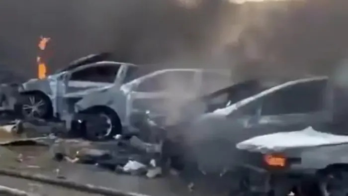 Emelkedett a halálos áldozatok száma Pakisztánban, videón a vonatrobbanás