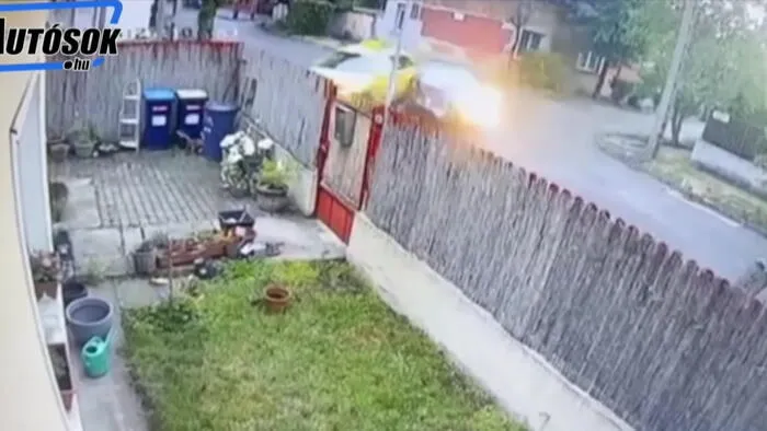 Videón, ahogy egy kertbe csapódik egy taxi egy szabálytalan autós miatt