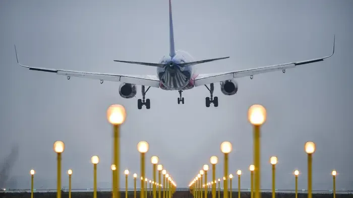 Lámpaoszlopot döntött ki és kamiont sodort el egy utasszállító, videón a sokkoló baleset