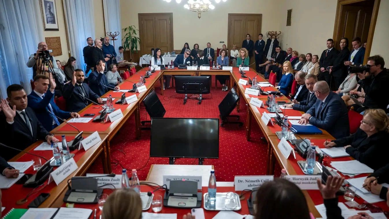  Megalakul az új kormány, ülést tart a parlament, esküt tesznek a miniszterek