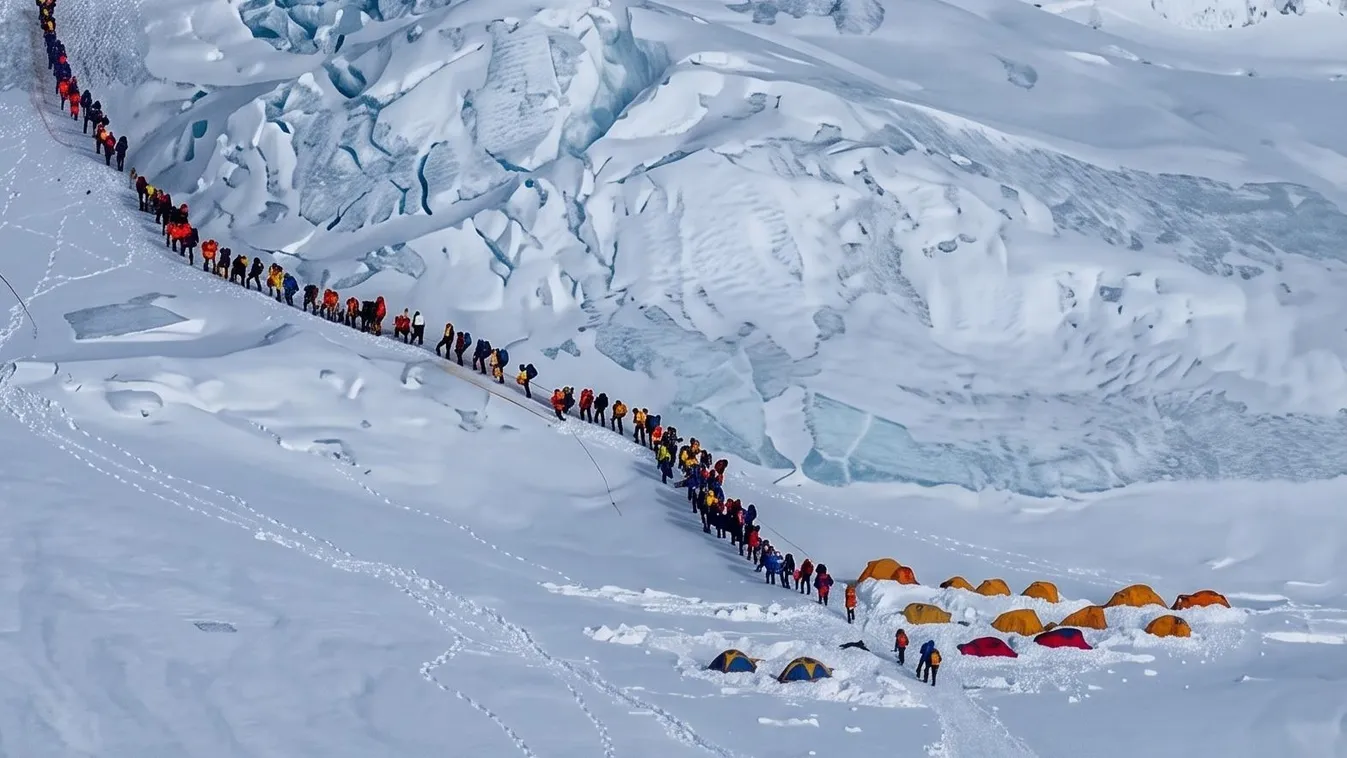 Rekordszámú alpinista érte el egyetlen napon a Mount Everest csúcsát