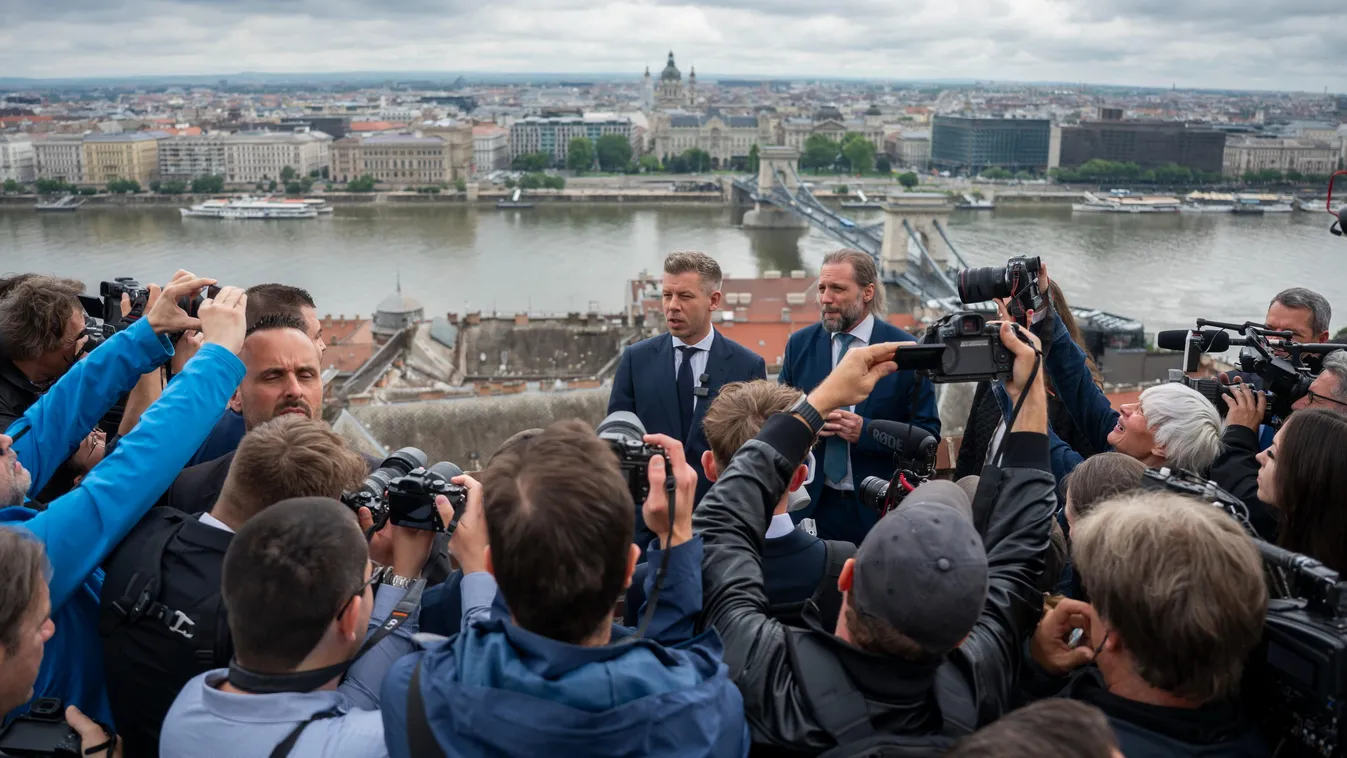 Magyar Péter személyesen mutatta meg a sajtónak a Karmelita kolostor épületét