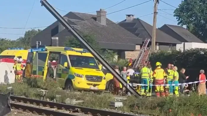 Iskolabusz ütközött vonattal, többen meghaltak Belgiumban - videóval