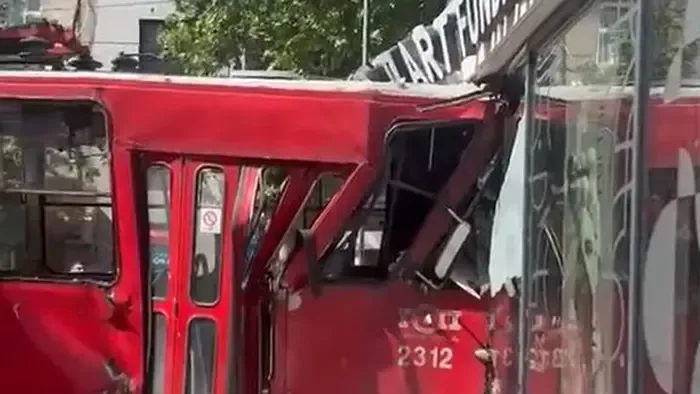 Kisiklott és épületnek ütközött egy villamos Belgrádban