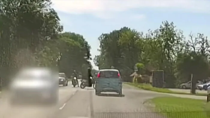 Videón, ahogy egy autó szélvédőjére csapódik egy motoros Csongrádban