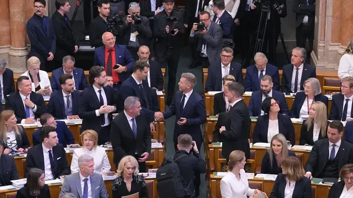 Vizsgálóbizottságokat állíthat fel, elkezdi az alaptörvény-módosítás vitáját a parlament