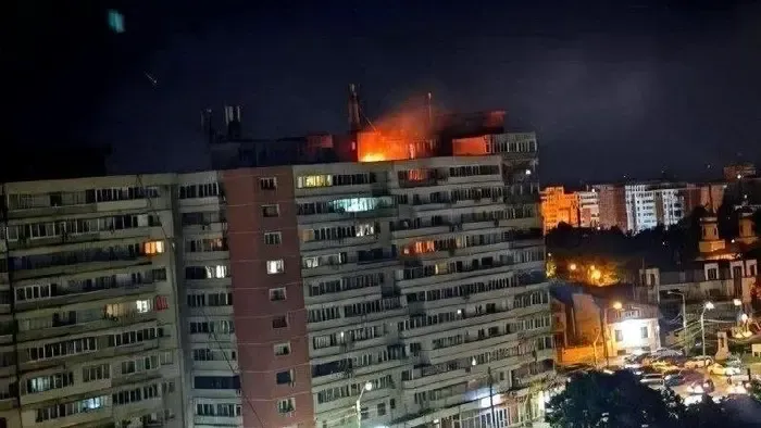 Drón csapódott be egy romániai panelházba